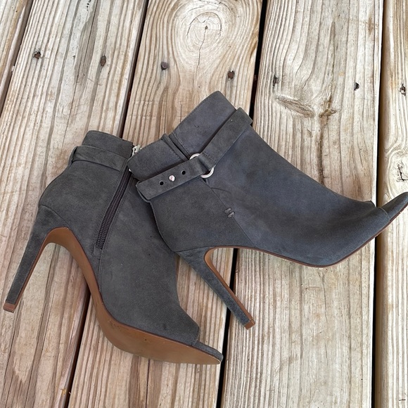 EUC- BCBGeneration Cassia Gray Peep Toe Suede Bootie Size 7M - Picture 11 of 16